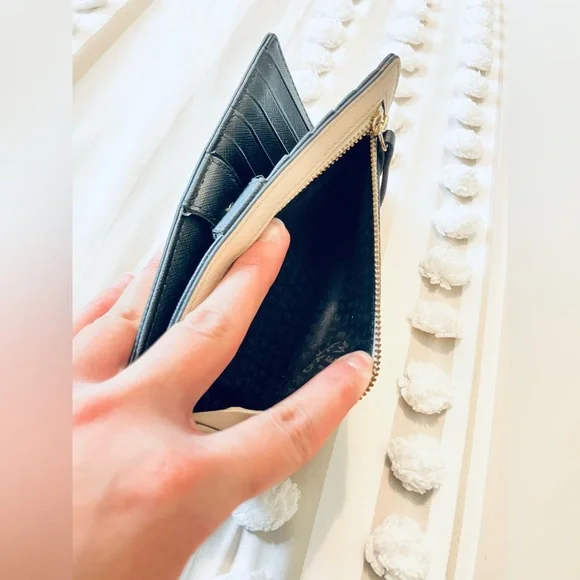 🤎🖤Neutral Kate Spade wallet🤎🖤 - Picture 4 of 7